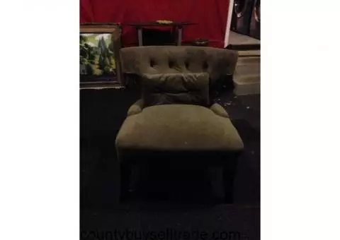 LIVING ROOM CHAIRS