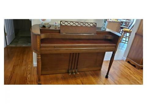 Spinnet piano
