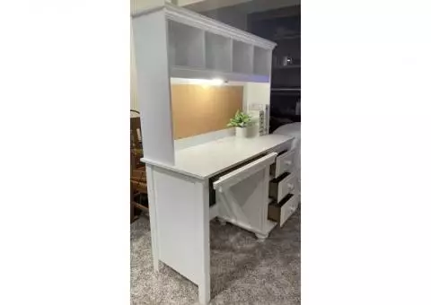 White 3-Drawer Desk / Hutch
