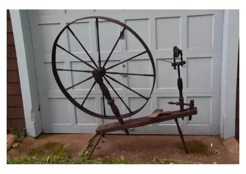 Large 19th Century spinning Wheel
