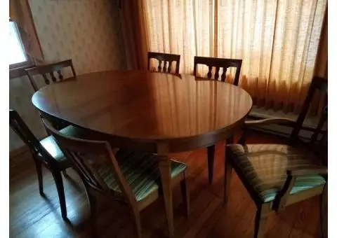 Dining Room Table & Matching Hutch